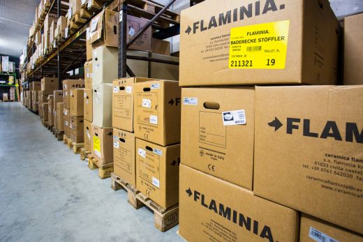 Ein Tag bei FLAMINIA Deutschland: 8/24 – Die auf den Verpackungen angebrachten Aufkleber geben Auskunft über enthaltene Produkte, Mengen und Farbigkeit.