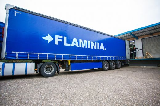 Ein Tag bei FLAMINIA Deutschland: 11/24 – Der LKW mit einer Lieferung aus Italien trifft Pünktlich an der Laderampe des FLAMINIA-Lagers ein.