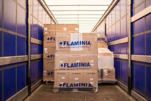 Ein Tag bei FLAMINIA Deutschland: 13/24 – Die Ladebordwand des LKW wird geöffnet und die Ladungssicherung geprüft und entfernt. LKW-Fahrer und FLAMINIA-Mitarbeiter sind mit dem perfekten Zustand der Ware zufrieden.
