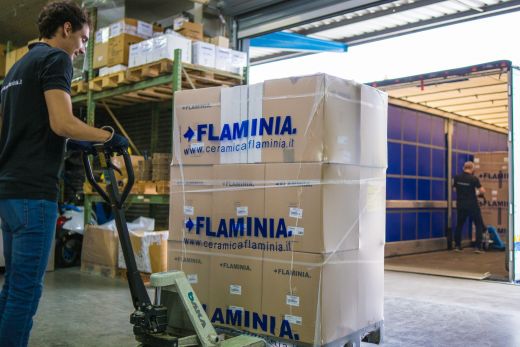 Ein Tag bei FLAMINIA Deutschland: 14/24 – Sofort beginnen die FLAMINIA-Mitarbeiter mit dem Entladen der Ware. Bis zu vier Personen laden hier zeitgleich die eintreffende Ware mit Hubwagen aus.